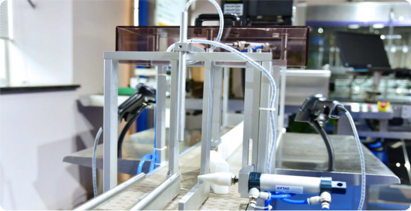 Automatische chemische vloeistofvulmachine met PLC-besturingssysteem en meerdere vulstukken voor vulwerkzaamheden