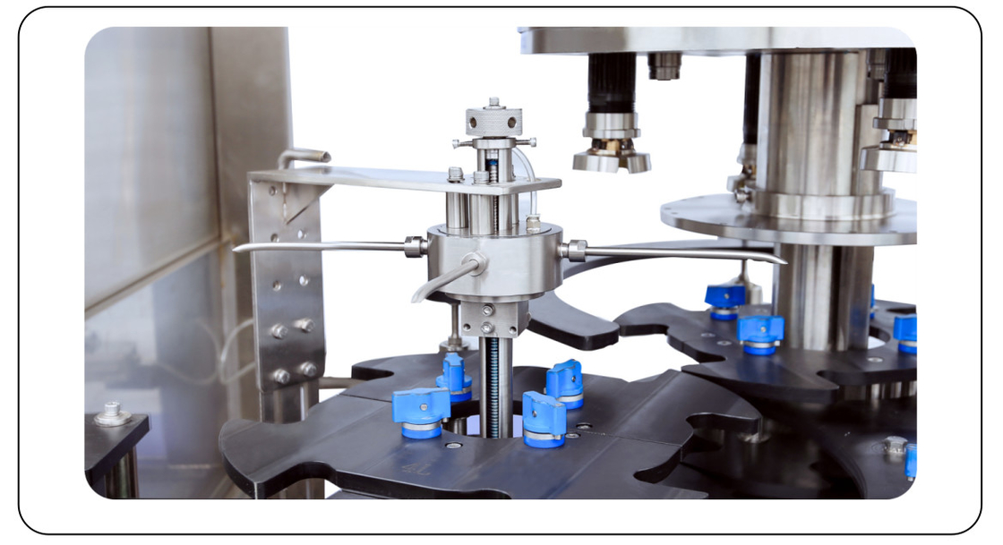 PLC-gecontroleerde roterende automatische schroefkappenmachine 8 hoofd 50ML-1000ML max 9000 BPH