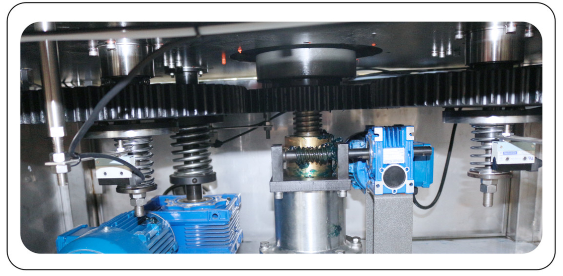 SUS304 Frame Six Head Automatic Rotary Capping Machine voor bestrijdingsmiddelen in 1-5L vaten