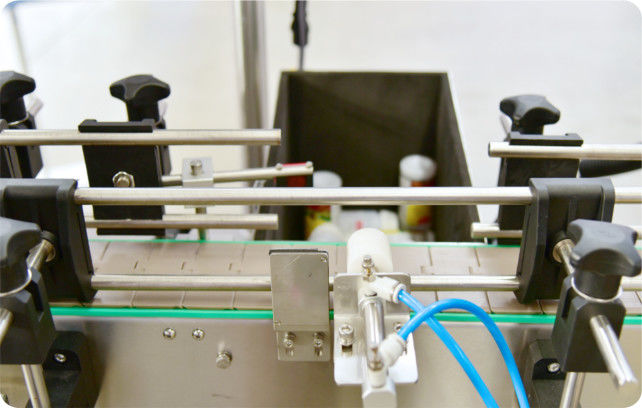 Variabele vulvolume chemische vloeistofvulmachine met aangepaste opties die hoge vulnauwkeurigheid biedt voor vloeistofverpakkingen