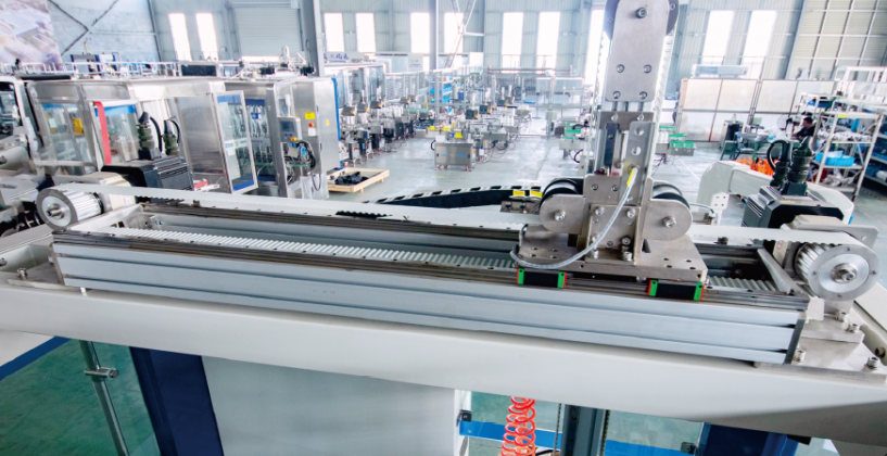 Volledig automatische verpakkingsmachine voor kartonnen flessen met frequentieomzetter met touchscreen en servosysteem voor het verpakken van flessen