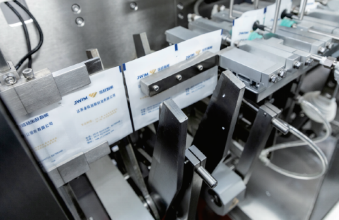 Piston vloeistof vulmachine die zakvorming, vulling, sluiting en transport van eindproducten integreert in één systeem