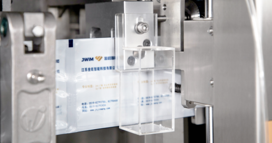 Piston vloeistof vulmachine die zakvorming, vulling, sluiting en transport van eindproducten integreert in één systeem