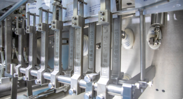 Piston vloeistof vulmachine die zakvorming, vulling, sluiting en transport van eindproducten integreert in één systeem
